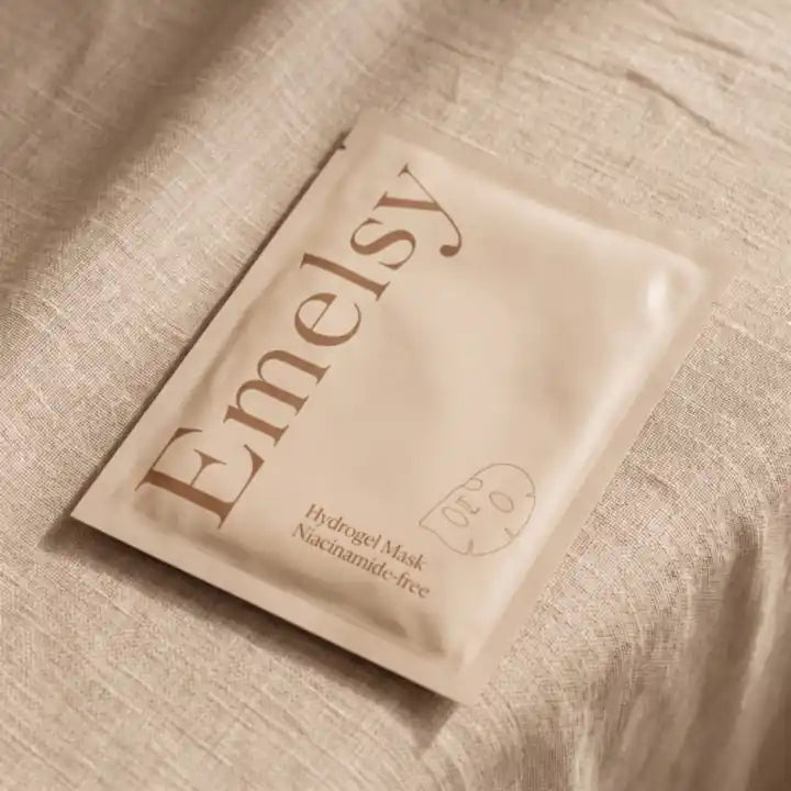 Close-up of the matte beige Emelsy sachet on linen